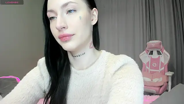 JenniferQueen11 online show from October 5, 2025, 9:18 am