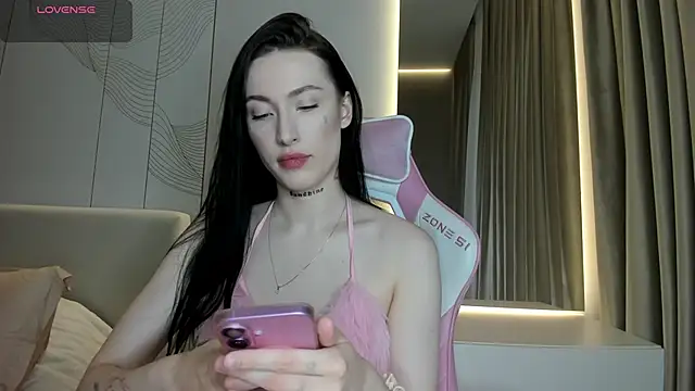 JenniferQueen11 online show from April 13, 2026, 12:43 pm