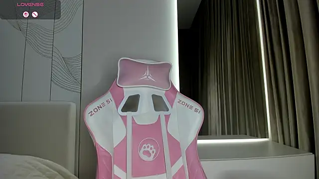 JenniferQueen11 online show from April 15, 2026, 5:53 pm