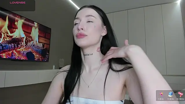 JenniferQueen11 online show from April 18, 2026, 3:38 pm