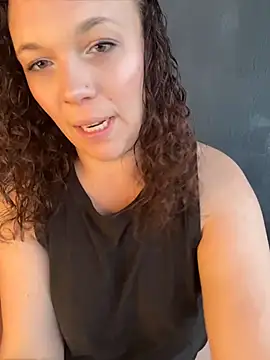 AuroraSummers online show from April 17, 2026, 2:42 pm