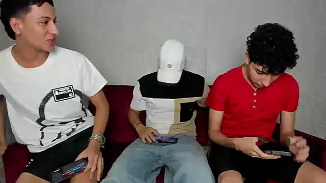 Snapshot of pelusos_mens chatting on December 28, 2024, 3:37 am pelusos mens online show from December 28, 2024, 3:37 am