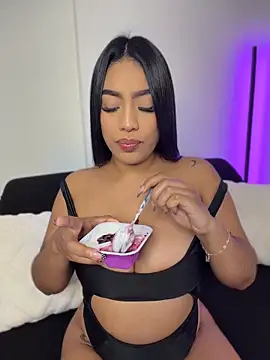 Sara mocca  online show from April 15, 2026, 9:04 pm