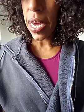 Snapshot of Goldenlace chatting on November 28, 2025, 12:41 pm Goldenlace online show from November 28, 2025, 12:41 pm