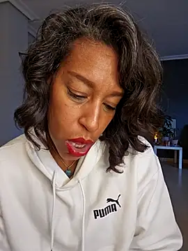 Snapshot of Goldenlace chatting on December 4, 2025, 11:30 am Goldenlace online show from December 4, 2025, 11:30 am