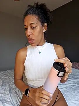 Snapshot of Goldenlace chatting on February 11, 2026, 1:05 pm Goldenlace online show from February 11, 2026, 1:05 pm