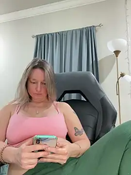 Snapshot of Vivian_MayXxX chatting on December 4, 2024, 5:49 am Vivian MayXxX online show from December 4, 2024, 5:49 am