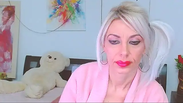 HoneyLara online show from January 18, 2026, 12:47 am