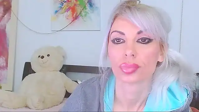 Snapshot of HoneyLara chatting on March 9, 2026, 9:19 pm HoneyLara online show from March 9, 2026, 9:19 pm