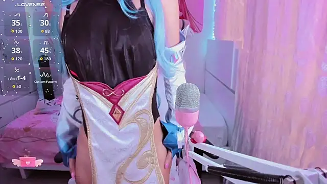 mia kawaii05 online show from November 10, 2025, 9:36 pm