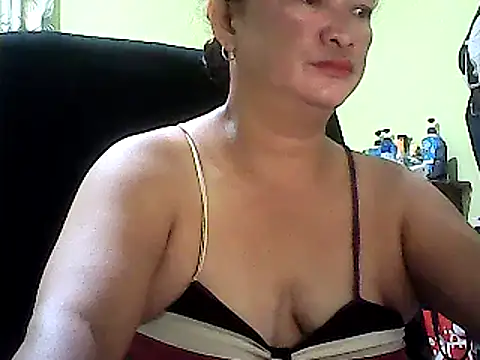 Snapshot of hott_scarlett chatting on March 6, 2025, 10:47 pm hott scarlett online show from March 6, 2025, 10:47 pm