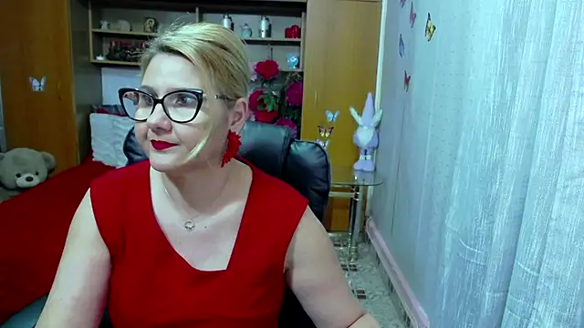 LucilleFenlys online show from January 13, 2025, 5:44 pm