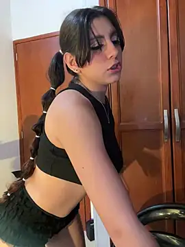 Snapshot of loolla_23 chatting on February 25, 2025, 3:52 am loolla 23 online show from February 25, 2025, 3:52 am