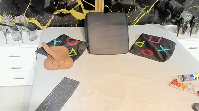 NahomyOwen online show from October 20, 2025, 12:16 pm