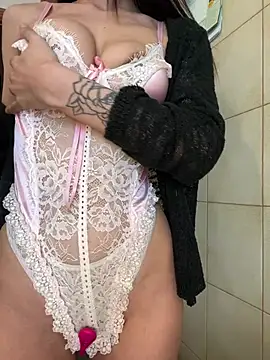 L000lita online show from March 26, 2026, 3:17 pm