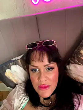 Snapshot of Lolaley2 chatting on October 27, 2025, 7:45 am Lolaley2 online show from October 27, 2025, 7:45 am