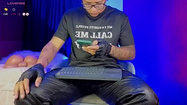 Snapshot of TomLover_12 chatting on October 5, 2025, 11:35 pm TomLover 12 online show from October 5, 2025, 11:35 pm