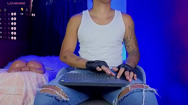 Snapshot of TomLover_12 chatting on October 8, 2025, 12:25 pm TomLover 12 online show from October 8, 2025, 12:25 pm