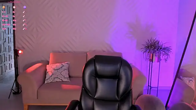 Snapshot of RoseFerrera chatting on January 18, 2025, 8:30 pm RoseFerrera online show from January 18, 2025, 8:30 pm