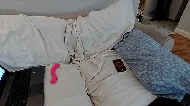 Snapshot of EmoDream1998 chatting on February 7, 2025, 6:34 pm EmoDream1998 online show from February 7, 2025, 6:34 pm