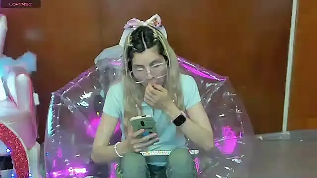 Skinygirl online show from March 14, 2026, 11:32 pm