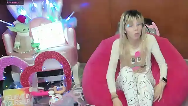 Snapshot of Skinygirl chatting on April 24, 2026, 10:23 pm Skinygirl online show from April 24, 2026, 10:23 pm