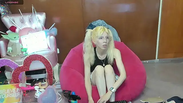 Snapshot of Skinygirl chatting on May 1, 2026, 10:36 pm Skinygirl online show from May 1, 2026, 10:36 pm