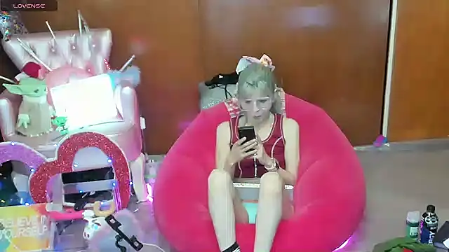 Snapshot of Skinygirl chatting on May 12, 2026, 11:35 pm Skinygirl online show from May 12, 2026, 11:35 pm