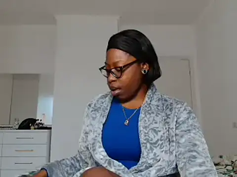 Snapshot of MadamIndigo chatting on December 18, 2025, 2:01 pm MadamIndigo online show from December 18, 2025, 2:01 pm