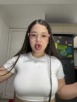 Snapshot of Lucyklein2022 chatting on January 11, 2025, 3:34 am Lucyklein2022 online show from January 11, 2025, 3:34 am