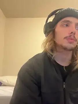 Snapshot of trippyski chatting on February 3, 2025, 4:57 am trippyski online show from February 3, 2025, 4:57 am