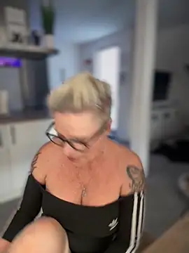 German Milf online show from October 14, 2025, 1:23 pm