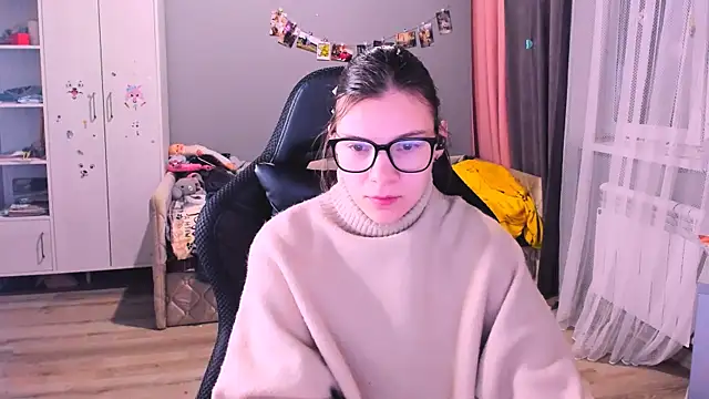 Snapshot of MollyLollipop chatting on December 16, 2025, 1:43 am MollyLollipop online show from December 16, 2025, 1:43 am