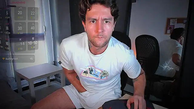 Snapshot of HonestAndrew chatting on October 31, 2025, 8:04 am HonestAndrew online show from October 31, 2025, 8:04 am