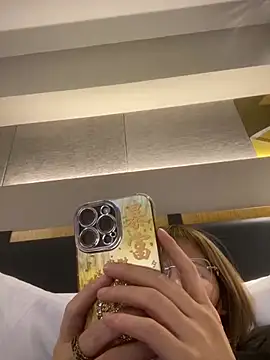 Snapshot of S00 chatting on January 8, 2025, 3:51 am S00 online show from January 8, 2025, 3:51 am