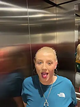 Snapshot of Strongqueen chatting on January 8, 2025, 11:41 pm Strongqueen online show from January 8, 2025, 11:41 pm