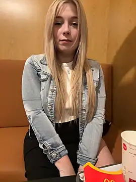 Snapshot of CherryAuroraa chatting on February 5, 2025, 8:25 pm CherryAuroraa online show from February 5, 2025, 8:25 pm