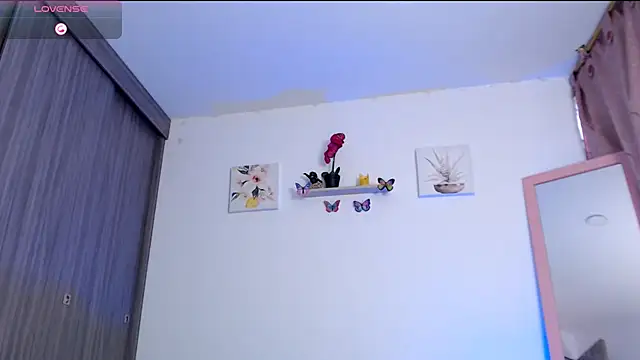 Annaross2 online show from February 3, 2025, 5:14 pm