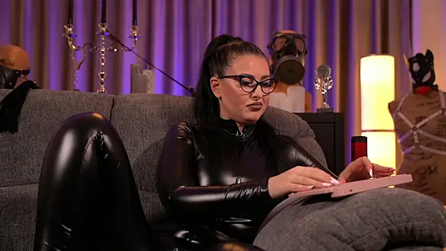 Snapshot of kelly_kent chatting on December 10, 2024, 12:28 am kelly kent online show from December 10, 2024, 12:28 am