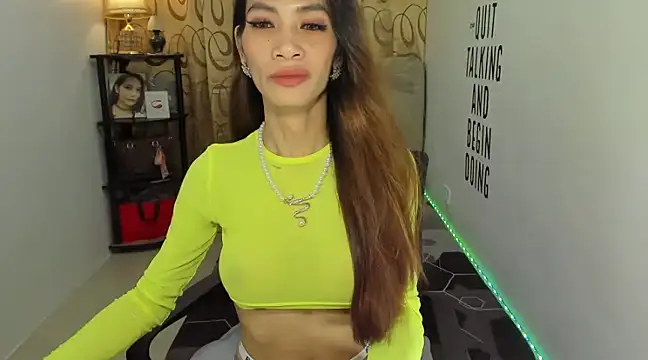 Snapshot of Trixie_Mattel21 chatting on December 15, 2024, 11:31 pm Trixie Mattel21 online show from December 15, 2024, 11:31 pm