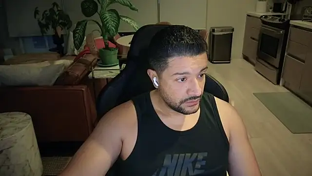 HungandThickLatin online show from September 18, 2025, 1:24 pm