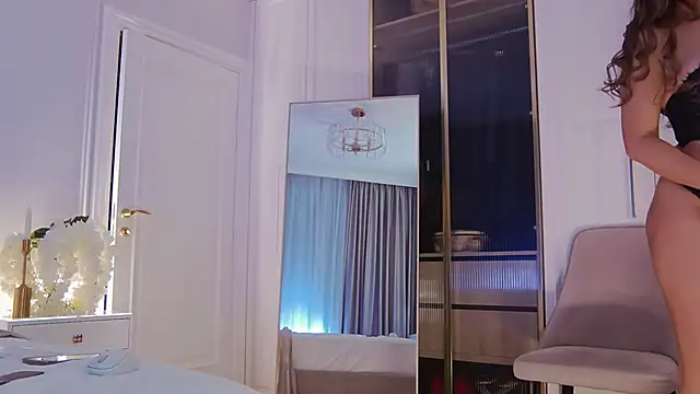 Snapshot of MilaDYstarlight chatting on February 27, 2025, 2:53 am MilaDYstarlight online show from February 27, 2025, 2:53 am