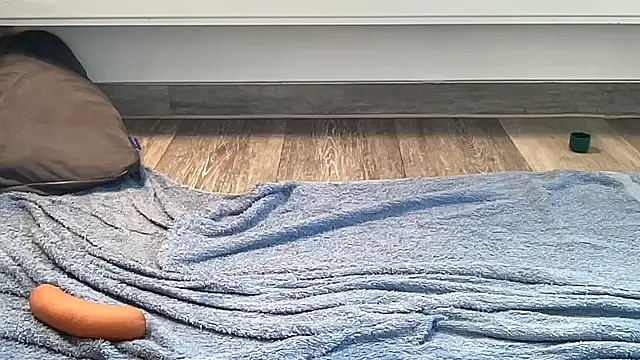 shyguy728683 online show from September 23, 2025, 4:32 pm