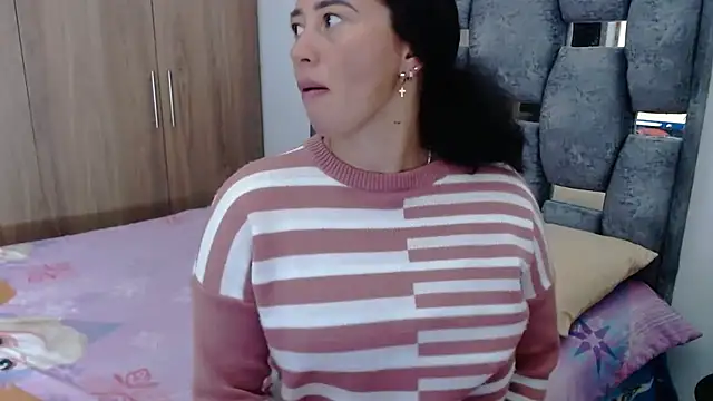 Snapshot of sara_hott_1 chatting on February 14, 2025, 12:36 pm sara hott 1 online show from February 14, 2025, 12:36 pm