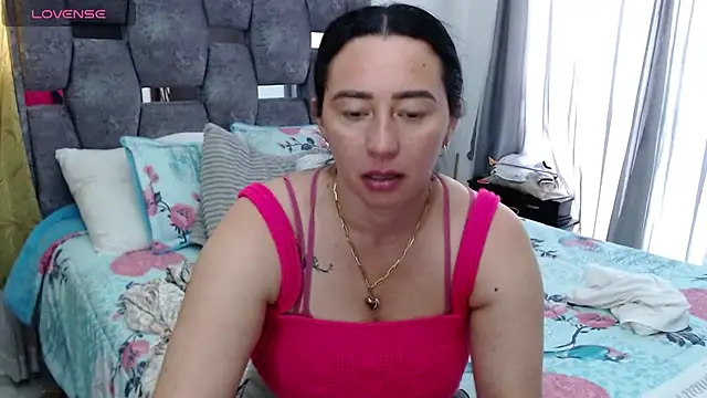 Snapshot of sara_hott_1 chatting on October 7, 2025, 4:37 pm sara hott 1 online show from October 7, 2025, 4:37 pm