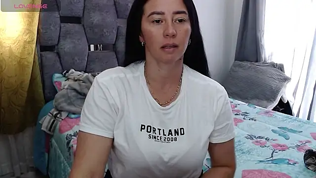 Snapshot of sara_hott_1 chatting on October 16, 2025, 2:51 pm sara hott 1 online show from October 16, 2025, 2:51 pm