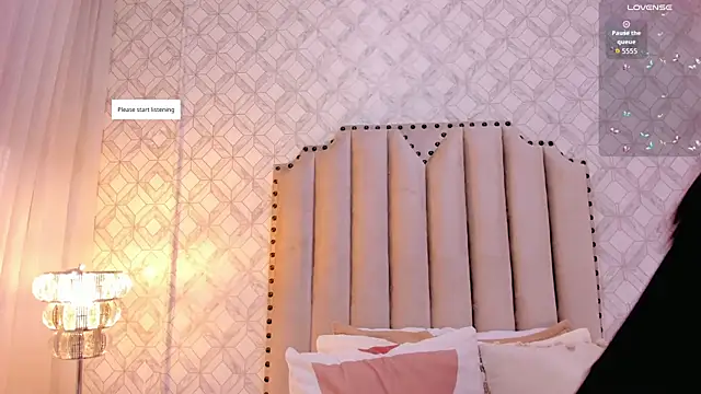 Pia Johnson  online show from November 28, 2025, 11:24 am