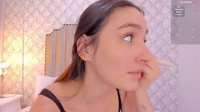 Pia Johnson  online show from November 29, 2025, 11:24 am