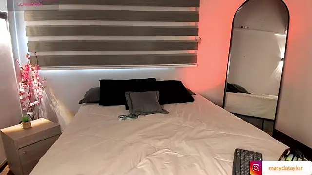 MERIDA TAYLOR online show from November 3, 2025, 12:17 pm