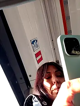 Snapshot of LeticiaWoods chatting on December 11, 2024, 10:03 am LeticiaWoods online show from December 11, 2024, 10:03 am